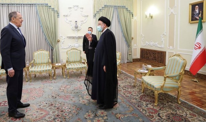 イランのイブラヒム・ライシ大統領と、ロシアのセルゲイ・ラブロフ外務大臣。2022年6月22日、イランのテヘランにて。（AP通信フォト）