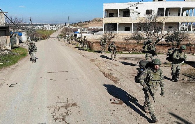 シリア北西部のイドリブ県から南東6キロにあるカミナスのトルコ人兵士たち（2020年2月10日）（AFP）