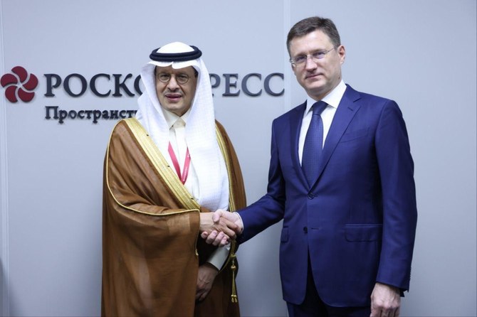 2022年6月16日にロシアのサンクトペテルブルクで開催されたサンクトペテルブルク国際経済フォーラム（SPIEF）でのサウジアラビアのエネルギー相アブドルアジーズ・ビン・サルマン王子とロシアのアレクサンダー・ノヴァク副首相。(提供)