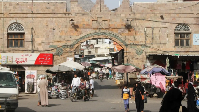2022年5月24日、イエメンのタイズ旧市街の門の外を人々が行き交う。（ロイター）