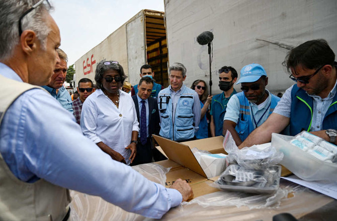 訪問中、支援物資を積んだトラックを視察する米国のリンダ・トーマスグリーンフィールド国連大使とジェフ・フレーク駐トルコ米大使。トルコのハタイ県。（AFP）