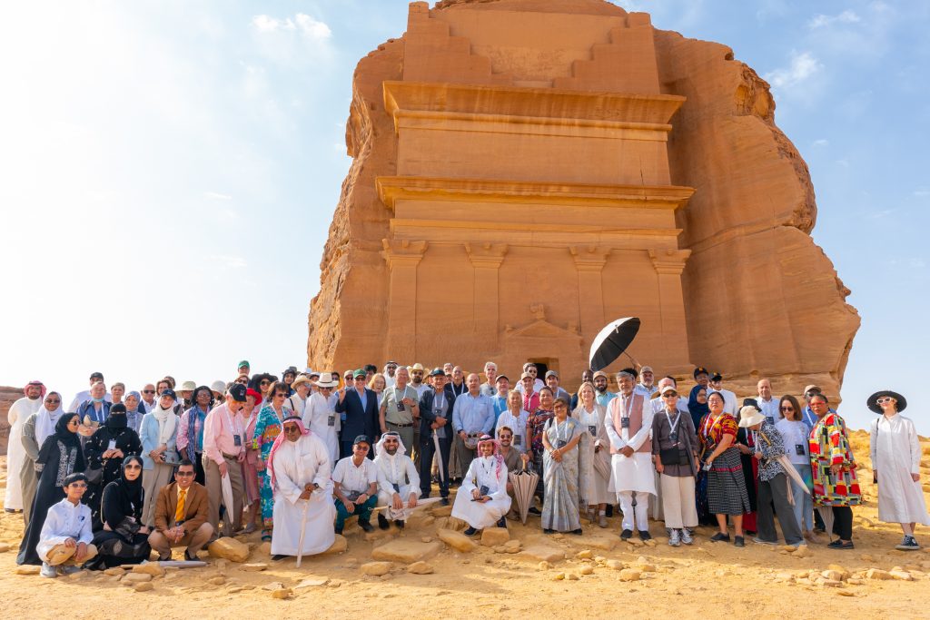 サウジアラビア初のユネスコ世界遺産ヘグラで、3日間にわたって行われたヘグラ・ノーベル賞受賞者会議2022（アル・ウラー）で、ノーベル賞受賞者と同志の要人ら。（提供）
