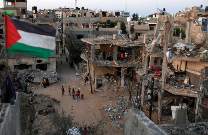 イスラエルとパレスチナの戦闘で、イスラエルの空爆により破壊された家屋跡に、パレスチナの旗が翻る。（2021年5月25日、ガザ地区にて）（Reuters/File Photo）