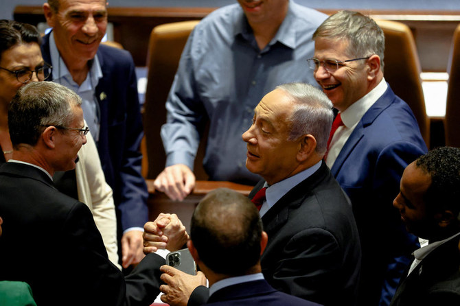 イスラエル議会で行われた議会解散法案の予備投票に出席し、リクード党員に囲まれているベンヤミン・ネタニヤフ元首相。（ロイター）
