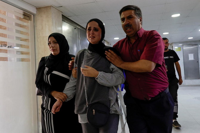 ヨルダン川西岸地区のイスラエル側検問所で発生した事件でパレスチナ人女性が殺害され、病院では人々が悲痛な声を上げた。（ロイター）