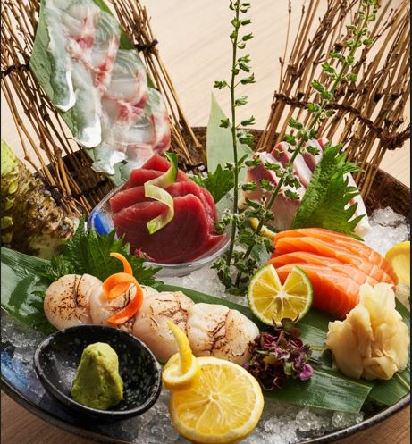 幅広い種類の前菜も用意されており、あさりの醤油バター、天ぷら、イカのグリル、シーバスのグリル、各種グリルミートなどを食事のお供にすることができる。(Supplied)
