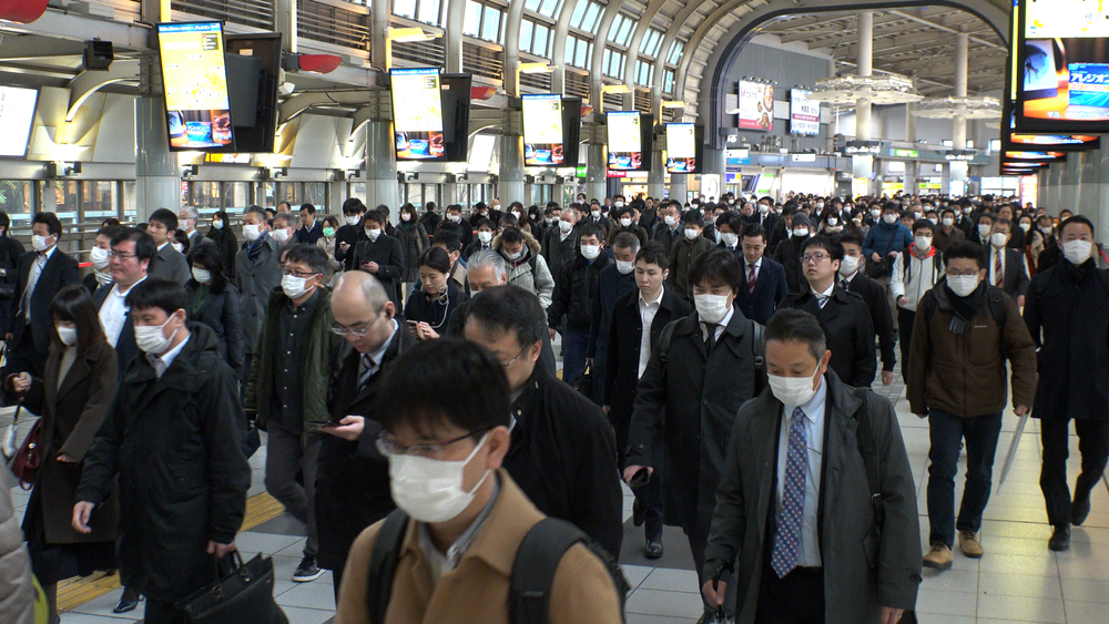 高齢者に会いに行く際や病院内、および公共交通機関のラッシュ時や人混みでは、引き続きマスクの着用が求められる。(Shutterstock)