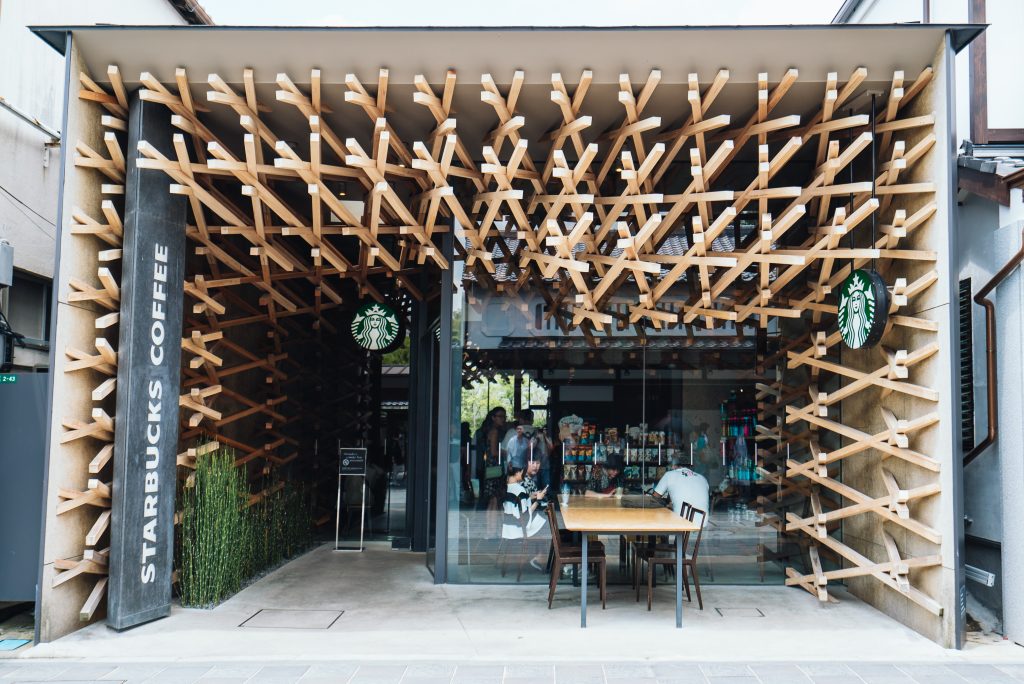 2011年に福岡にオープンしたスターバックス コーヒー 太宰府天満宮表参道店は、伝統と現代を融合させた店舗である。（Shutterstock）