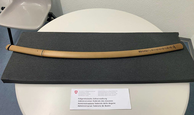 2022年5月31日にスイス連邦税関当局が公開した配布資料写真に、1353年製の日本刀が写っている。チューリヒ近郊で通常の車両検問を行っていた際に、国内に密輸されたこの刀が発見された。（AFP）