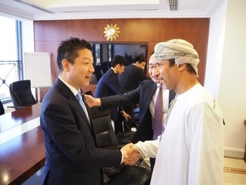 東京: 外務省によると、本田太郎外務政務官は、オマーンおよびバーレーンと日本間の友好関係を再確認した。 (MOFA)