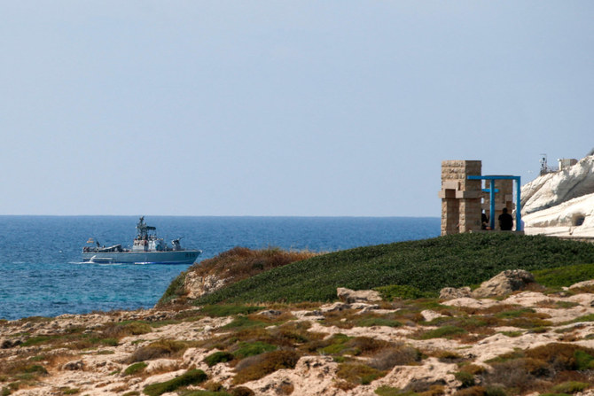 イスラエルとレバノンの国境にあるラス・アル・ナクラの沖をパトロールするイスラエル海軍の艦船。（AFP）