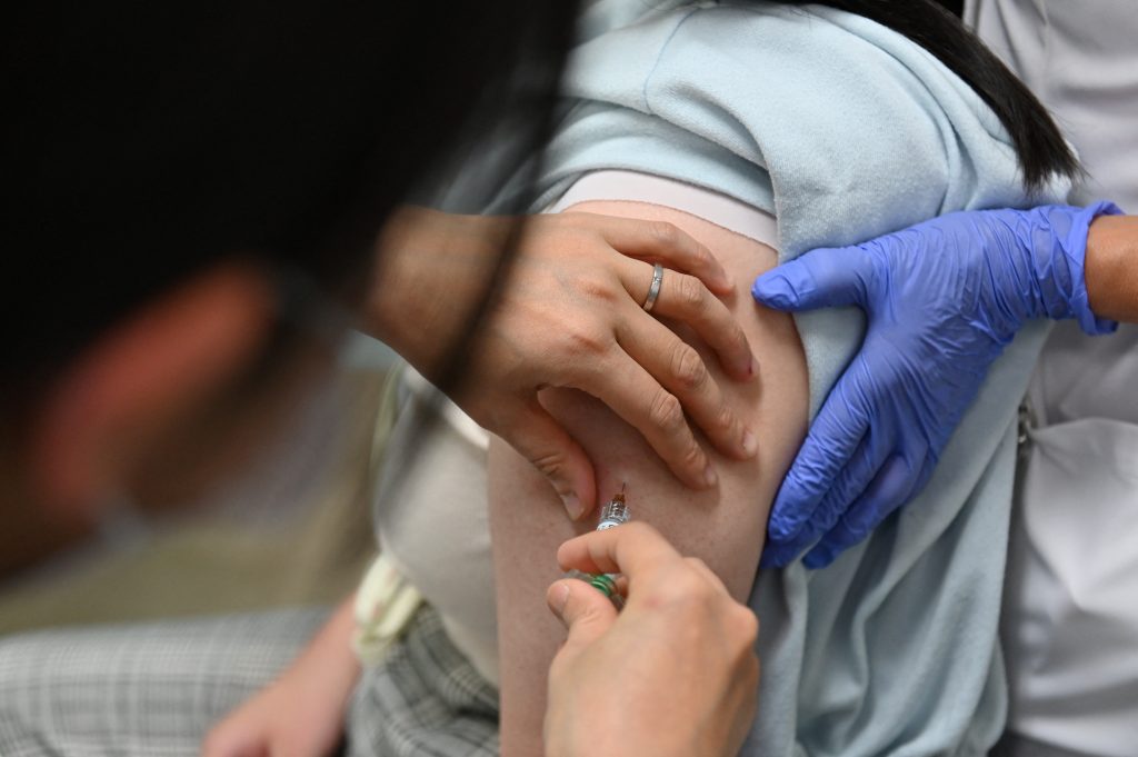 対象者は約８００万人で、接種費用を公費で負担する「臨時接種」に位置付けた。(AFP)