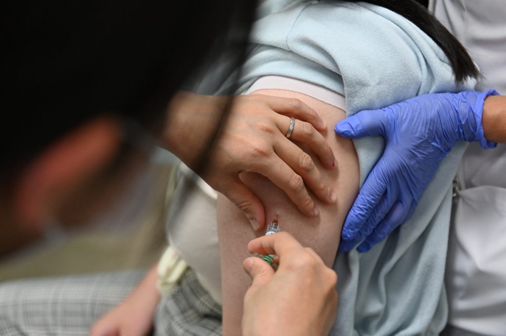 対象者は約800万人で、接種費用を公費で負担する「臨時接種」に位置付けた。(AFP)