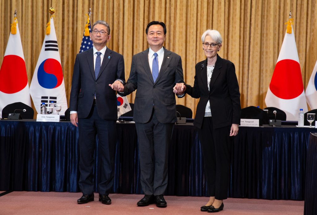 （左から）日本の森健良外務事務次官、韓国の趙賢東外務第1次官、米国のウェンディ・シャーマン米国務副長官。（AFP）