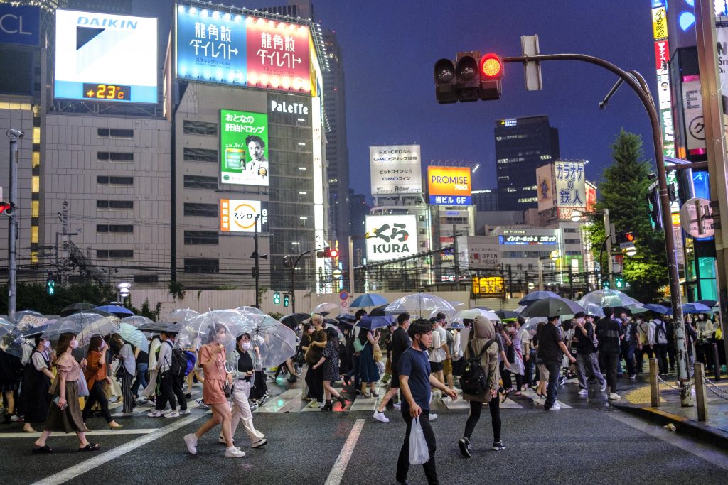 フジニュースネットワークは、東京都が新型コロナウイルス警戒レベルを最も高いレベルまで引き上げる予定であると報じた。(AFP)