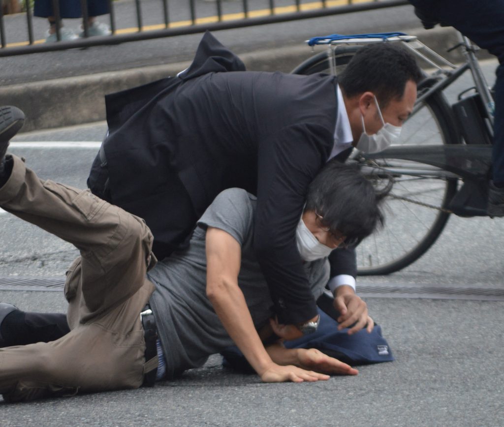安倍氏の訪問はホームページで知ったとも話しており、県警は元首相を狙った目的や経緯などについて調べを進める。(AFP)
