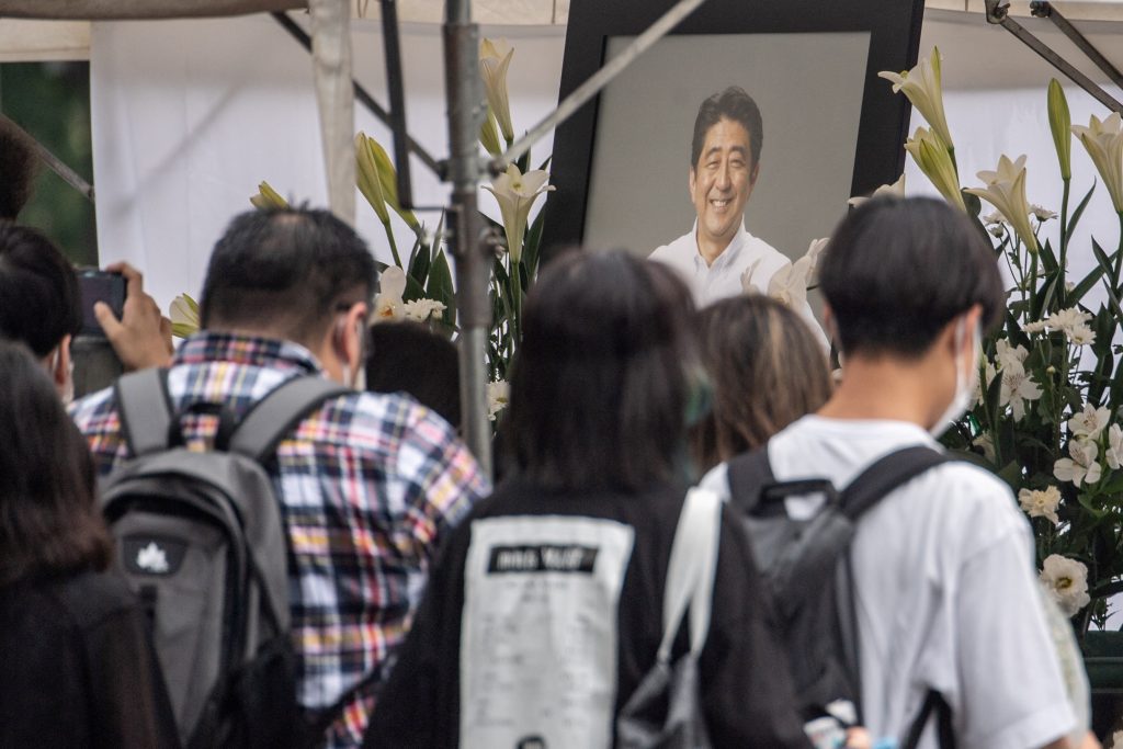 松野博一官房長官は20日の記者会見で、国葬の日時・場所について「遺族をはじめ関係者と調整を行っている」と述べるにとどめた。(AFP)