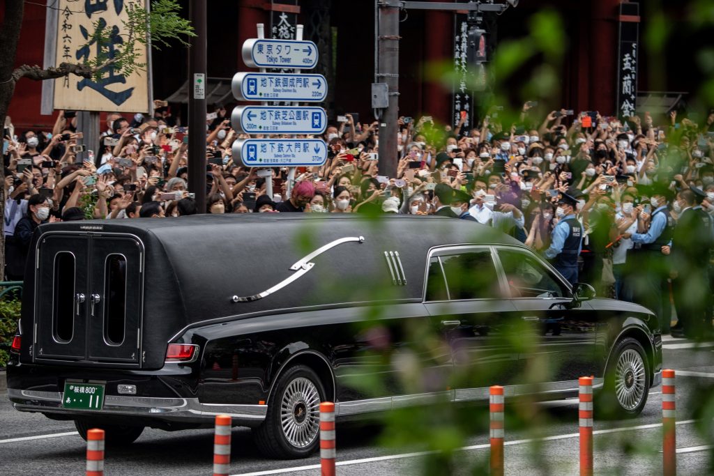 戦後、首相経験者の葬儀に政府が関与した例は少なくないが、国葬はサンフランシスコ講和条約を結んだ吉田茂氏の１回しかない。(AFP)
