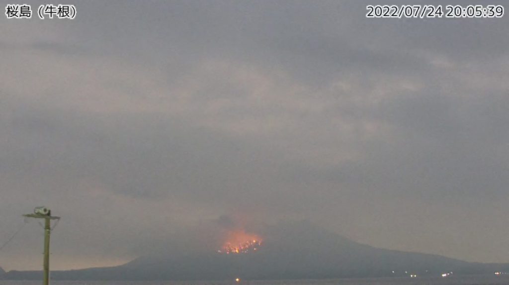 監視カメラの映像からは、噴石は東から南東方向に飛散したと推定される。同庁は25日に現地調査を実施し、詳しい状況を確認する。(AFP)