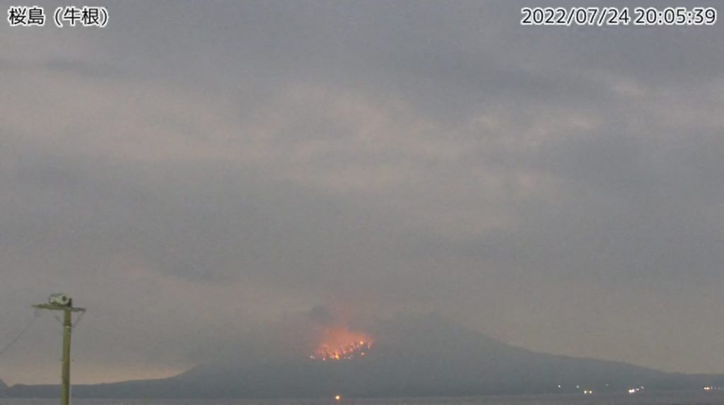 監視カメラの映像からは、噴石は東から南東方向に飛散したと推定される。同庁は２５日に現地調査を実施し、詳しい状況を確認する。(AFP)