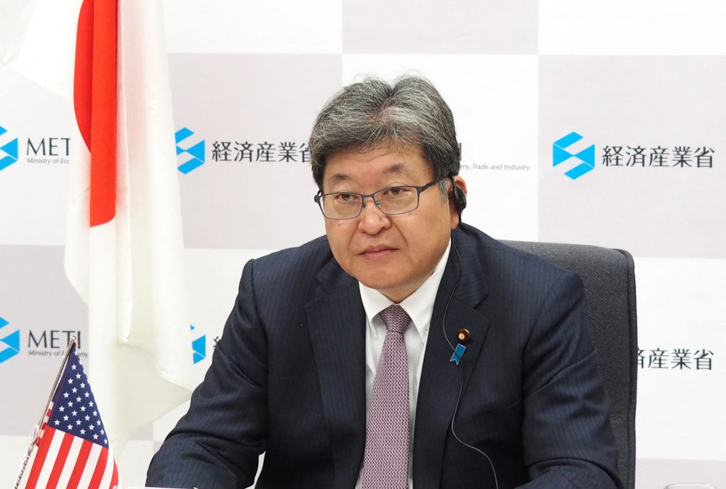 27日の記者会見で、萩生田光一経済産業相の担務に、脱炭素化推進に向け新設するグリーントランスフォーメーション（ＧＸ）実行推進担当相を加える発令を行ったと発表した。(AFP)