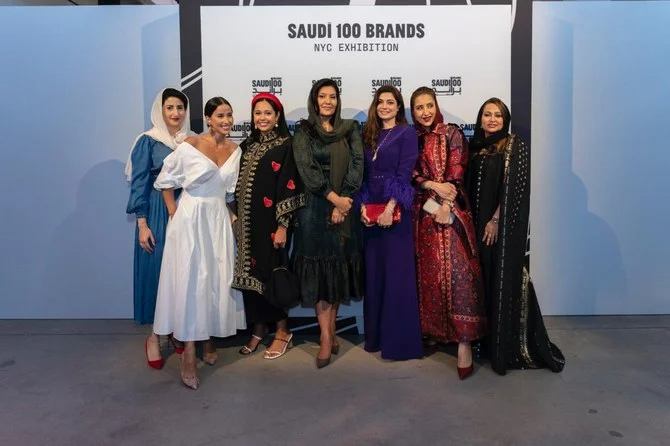 展覧会のオープニングセレモニーに出席した駐米サウジアラビア大使のリーマ・バンダル・アル・サウード王女とサウジアラビア人デザイナーたちの一部。（提供）
