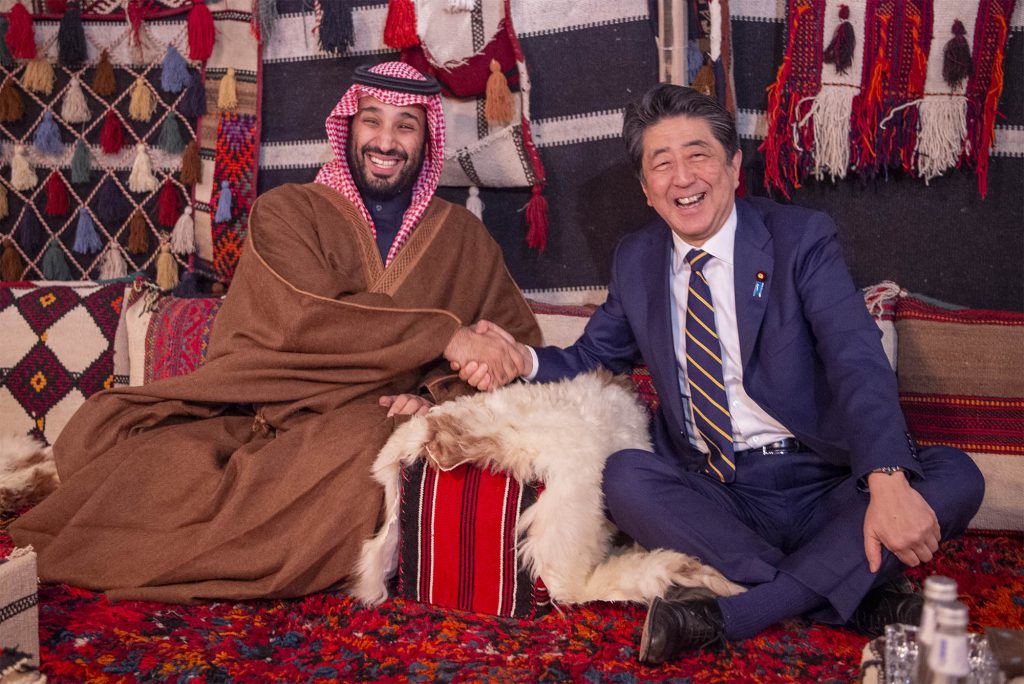 日本の安倍晋三元首相とサウジアラビアのムハンマド・ビン・サルマン皇太子。2020年1月、アル・ウラー。