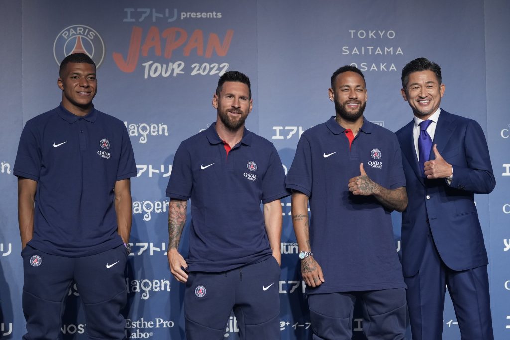 記者会見でカメラマンにポーズをとるサッカー・パリ・サンジェルマンのキリアン・ムバッペ（左）、リオネル・メッシ（中央左）、ネイマール（中央右）、日本のサッカー選手三浦知良（左）、2022年7月17日東京都内にて。(ファイル写真/AP)