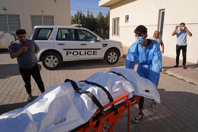 2022年7月20日、イラクのクルド人自治区ザーホー市で、医療関係者がトルコの爆撃による犠牲者の遺体を搬送している。（イスマエル・アドナン/AFP）