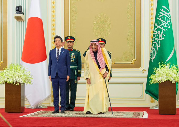 日本の安倍晋三元首相とサウジアラビアのサルマン国王。2020年1月。