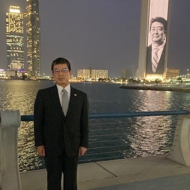 ADNOCの本社近くで撮影された磯俣秋男駐UAE日本国大使。(在アラブ首長国連邦日本国大使館)