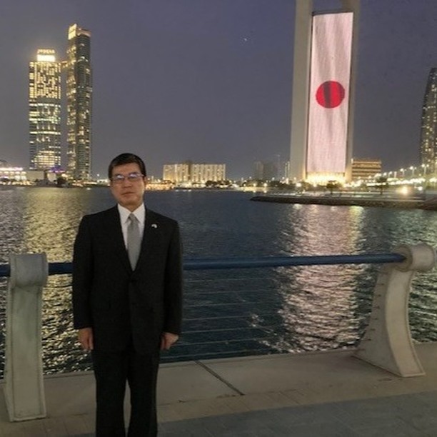ADNOCの本社近くで撮影された磯俣秋男駐UAE日本国大使。（在アラブ首長国連邦日本国大使館）