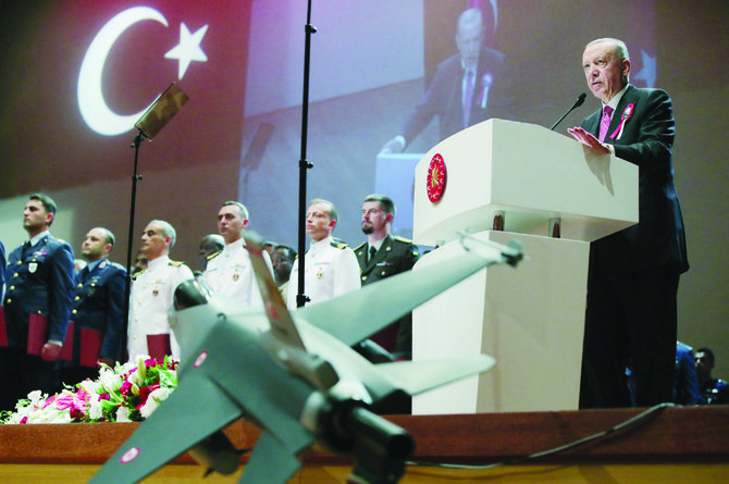 トルコのレジェプ・タイップ・エルドアン大統領が1日、イスタンブールで、国防大学の卒業式でスピーチをしている。(ロイター)