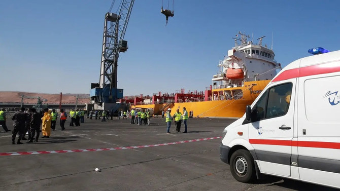 紅海に面したアカバ港で有毒ガス噴出の現場を調べるヨルダンの救急隊と法医学専門家。 （AFP/資料）