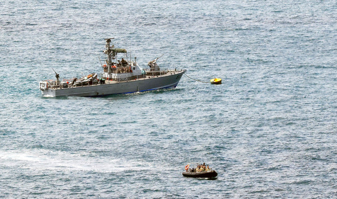イスラエルとレバノンの国境地域（ラス・アル・ナクラ）のロッシュ・ハニクラ沖で撮影されたイスラエル海軍の艦船。（AFP）