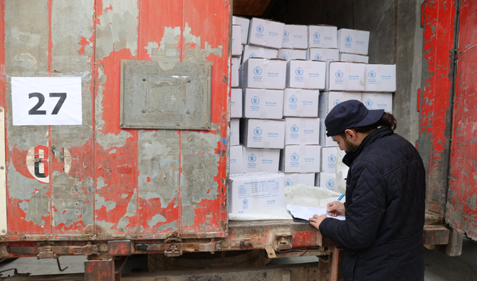 2022年1月18日、バブアルハワ検問所を通ってトルコからシリアへ入国した人道支援車列の中の1台のトラックを、税関職員が検査している。（AFP）