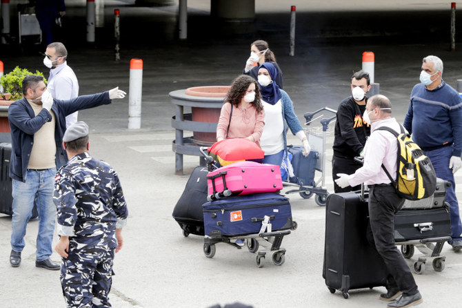 新型コロナ危機の初期にベイルート国際空港に到着した、サウジアラビアに住むレバノン人たち。2020年4月。（ファイル/AFP）