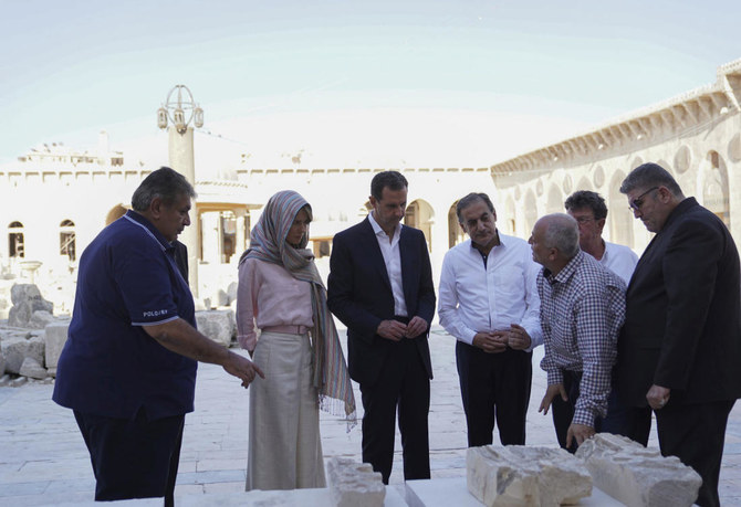 シリア大統領府の公式Facebookページに投稿されたこの写真では、バッシャール・アサド大統領と夫人が金曜日、アレッポ旧市街にあるアレッポの大モスク（ウマイヤ・モスク）を訪れている。（AP）
