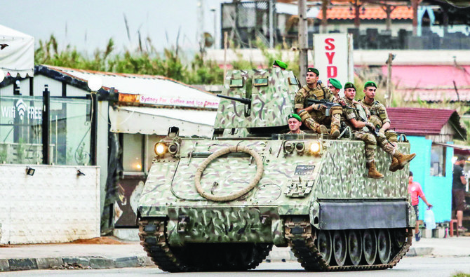 トリポリの道路をパトロールするレバノン軍の歩兵戦闘車。軍は、米国チームとの共同訓練および演習を発表している。(ファイル/AFP)