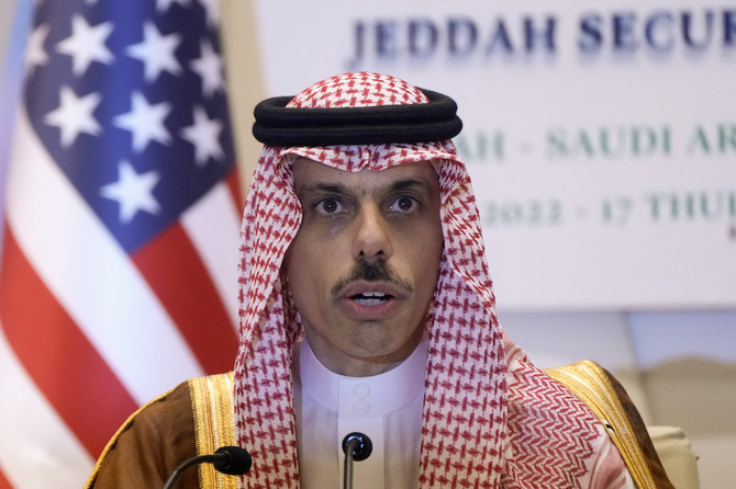 ジェッダ安全保障・開発サミット終了後に記者会見で発言する、サウジアラビアの外務大臣ファイサル・ビン・ファルハーン王子。（AP）