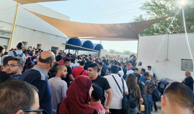 イスラエルの検問所を通ってヨルダンと西岸地区を移動するパレスチナ人たちは、長い待ち時間とひどい混雑に悩まされている。（提供）