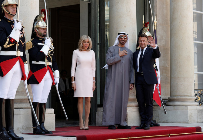 パリのエリゼ宮殿での会談のために到着したUAEのシェイク・ムハンマド・ビン・ザーイド・アール・ナヒヤーン大統領を迎える、フランスのエマニュエル・マクロン大統領とブリジット・マクロン夫人。（ロイター）