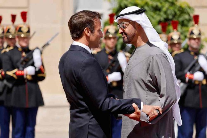 パリのエリゼ宮殿での会談のために到着したUAEのシェイク・ムハンマド・ビン・ザーイド・アール・ナヒヤーン大統領を迎える、フランスのエマニュエル・マクロン大統領。(ロイター)