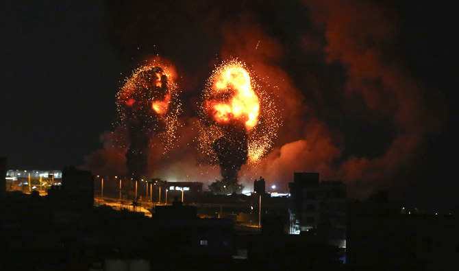 ガザ地区へのイスラエルの空爆で起きた爆発で飛び散る火の粉（2022年7月16日土曜日）（AP/File）