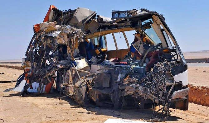 写真は、エジプトの首都南部の道路でバスがトラックに衝突した後のバスの残骸、2022年7月19日撮影。(AFP通信)