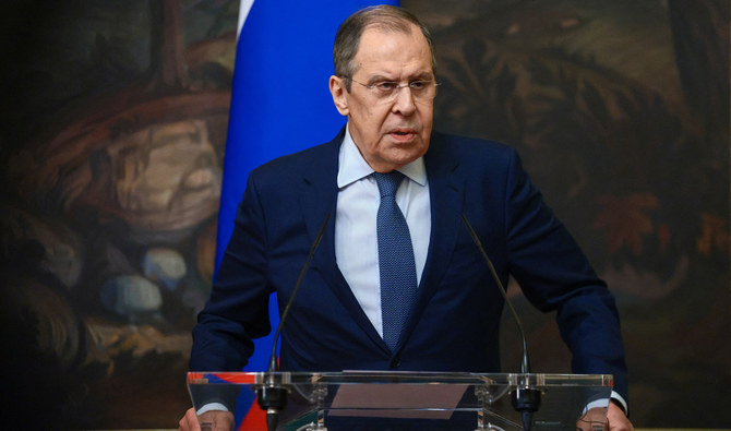 ハンガリーのシーヤールトー・ペーテル外相とモスクワで会談するロシアのセルゲイ・ラブロフ外相。(ロイター/資料写真)