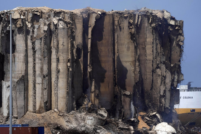 火災が発生した穀物サイロの全景。2022年7月22日、レバノンのベイルート港。（AP写真/Hassan Ammar）