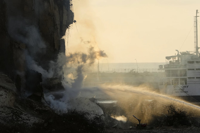 2022年7月21日、ベイルート港の北ブロックのサイロで発生した火災を消火する消防士たち。(AP)