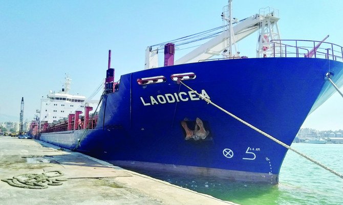 レバノン北部のトリポリ港に停泊中の、米国の制裁対象となっているシリア船、ラオディケア号。（ロイター）