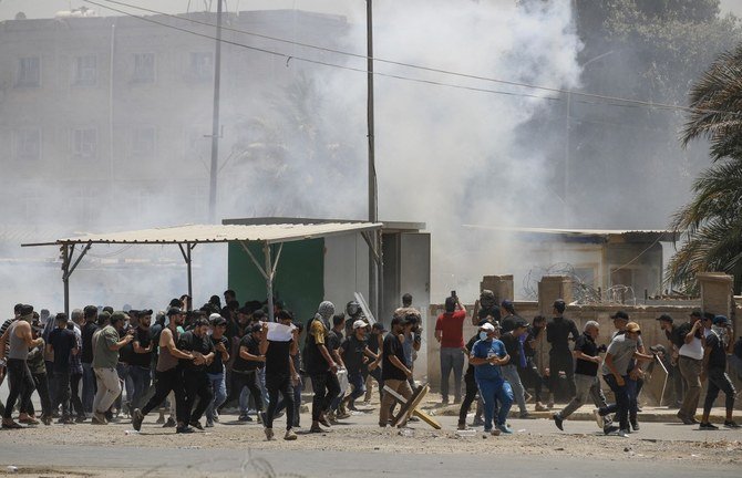 厳重に警備された首都のグリーン・ゾーンに乱入するデモ隊。（AFP）